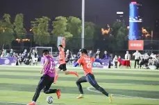 YY易游m6米乐福建YY易游m6米乐信息技术有限公司-精彩瞬间频现，球员们拼尽全力争胜(球员们的比拼很热烈,赢得了观众的阵阵喝彩)