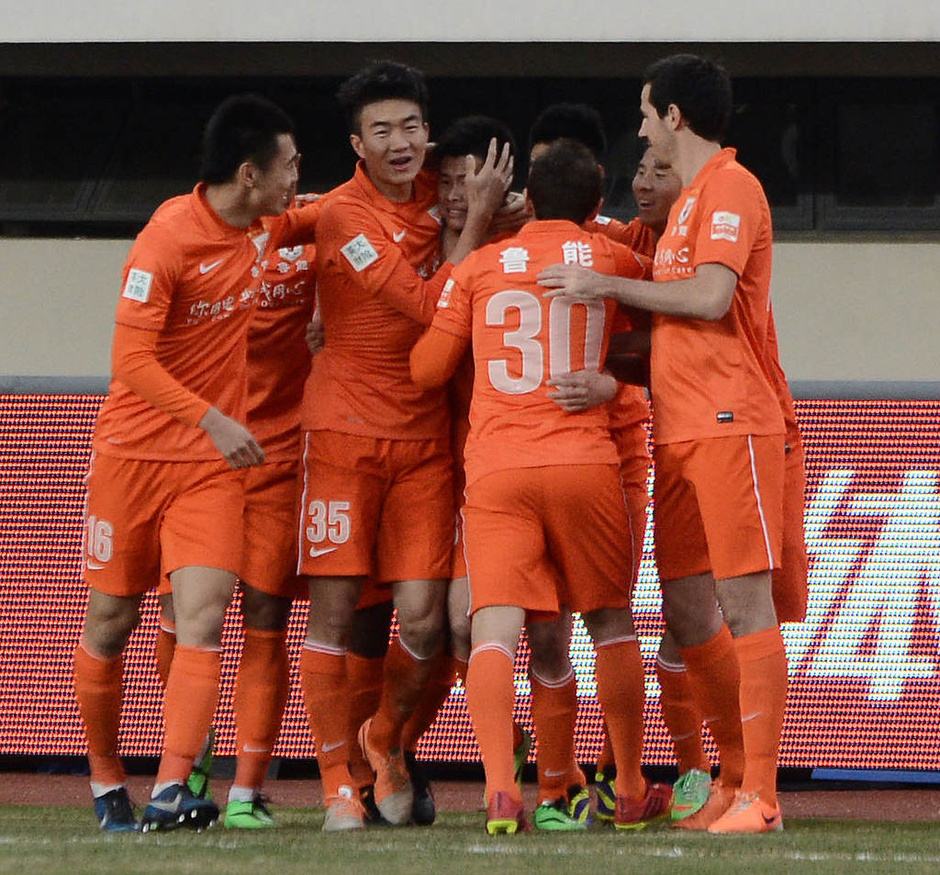 广东力压湖北，在主场再度夺冠争夺(广东队打败了武汉队得了冠军)