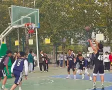 激烈的比拼即将开启，两队球员将在赛场上一决胜负